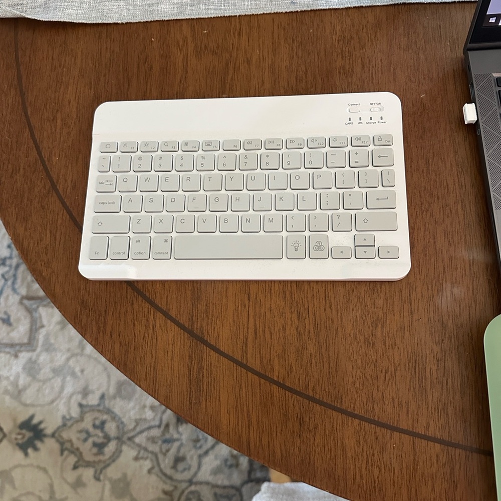 Sleek White Wireless Keyboard for iPadOS & iOS
